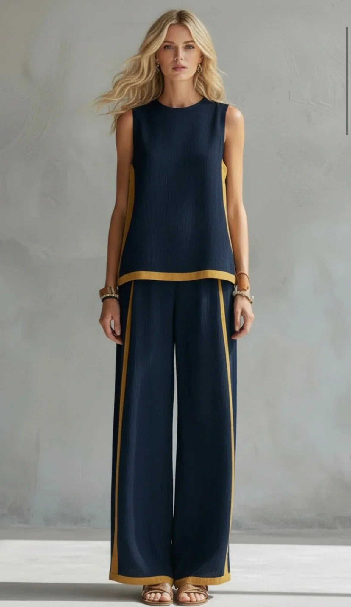 Leila - Elegante y casual conjunto de chaleco y pantalón de algodón y lino gris con ribete bicolor.