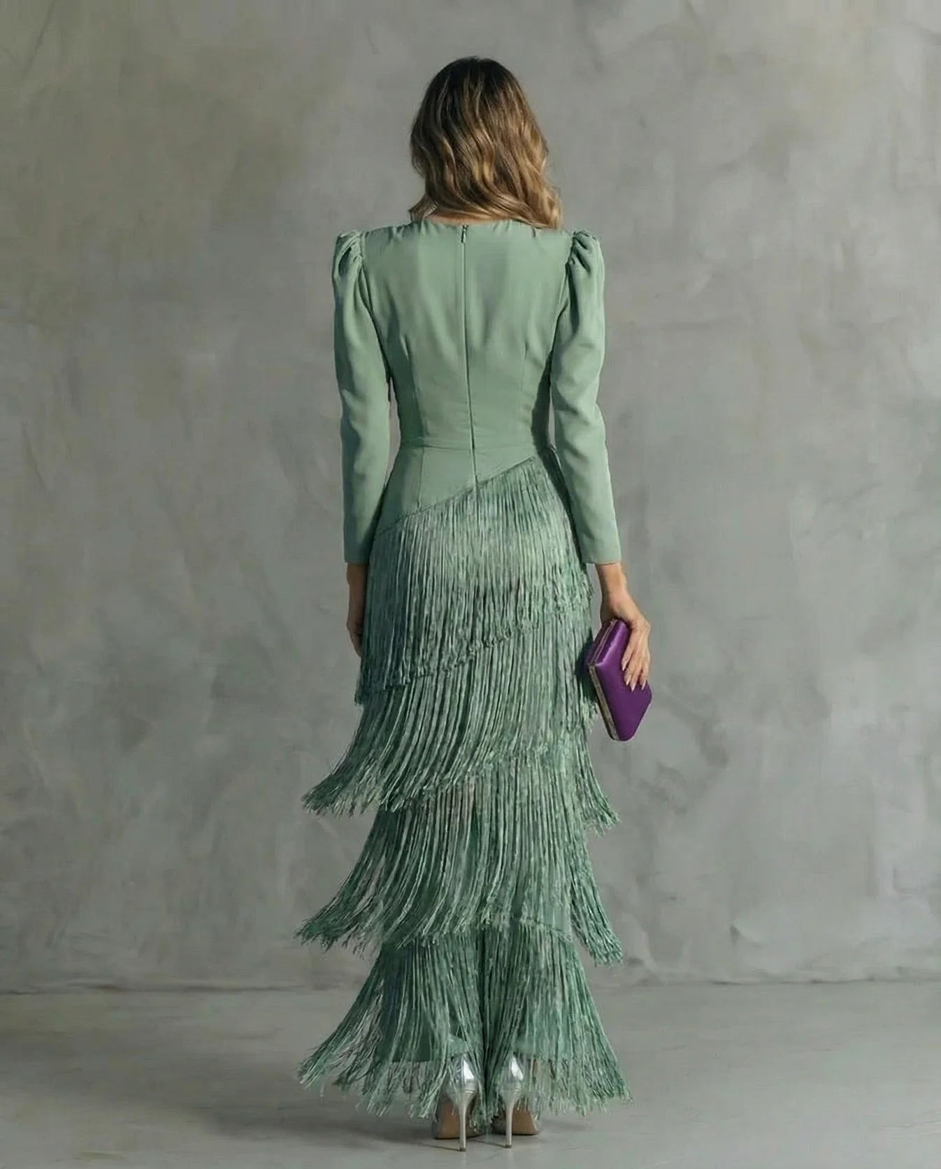 Clara · Vestido elegante con mangas de flecos